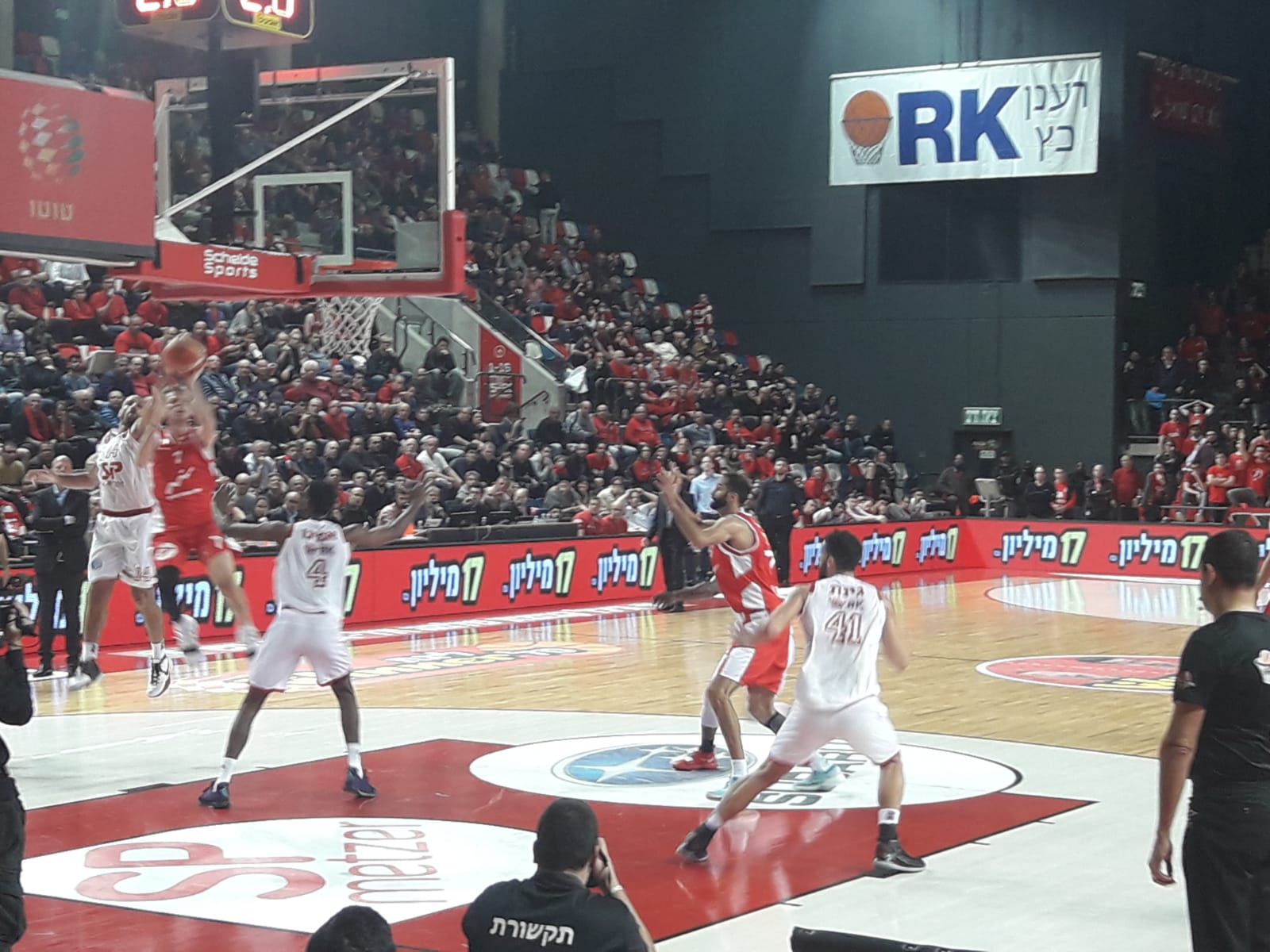 ג'ורדן סווינג (משמאל) עולה לקליעה. מוביל את הרשימה (צילום: באדיבות אבי שי אוהד)